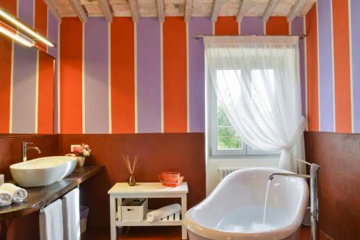 Podere Brogi - Guesthouse ensuite bathroom with a separate bath and shower