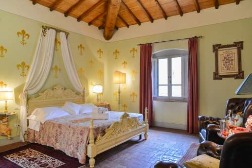 Podere Brogi - Air conditioned double bedroom with en suite bathroom.