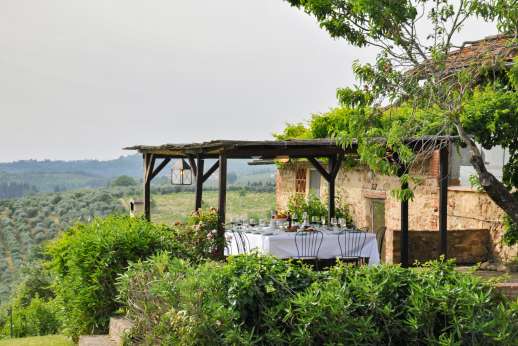 Tizzano - A pergola in the courtyard serves as an outdoor dining area, as does a loggia next to the courtyard with a fridge and a barbecue.