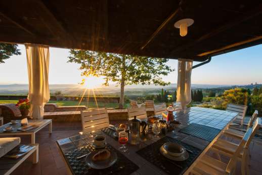 Diaspero - At the front of the villa a very spacious loggia provides an outdoor dining/sitting area