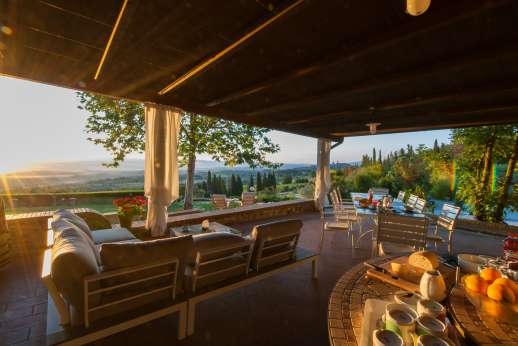 Diaspero - To enjoy the stunning views of the Tuscany countryside there are plenty of shaded living areas
