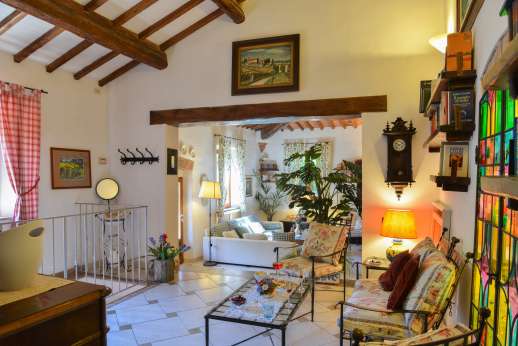 Diaspero - Upper ground floor entrance hall with a fireplace leading to a reading room