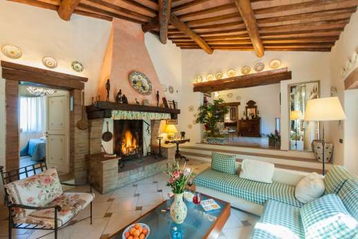 Diaspero - Upper ground floor sitting area with a fireplace leading