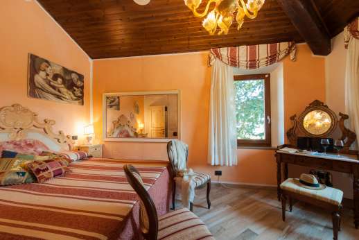 Diaspero - Upper ground floor air-conditioned double bedroom with ensuite chromotherapy bathroom with shower
