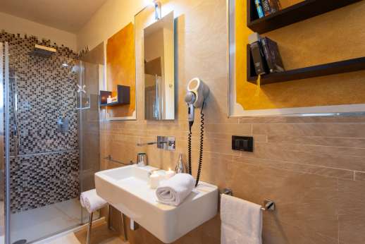 Diaspero - En-suite chromotherapy bathroom with shower