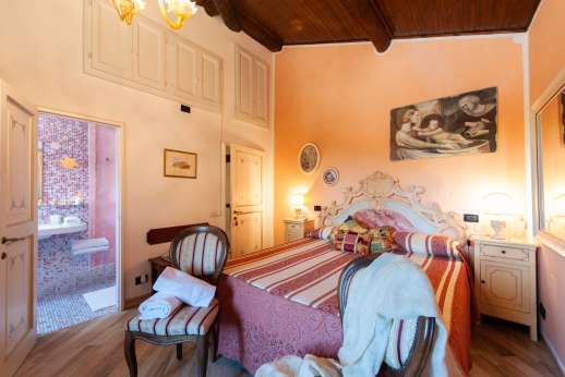 Diaspero - Upper ground floor air-conditioned double bedroom with ensuite chromotherapy bathroom with shower