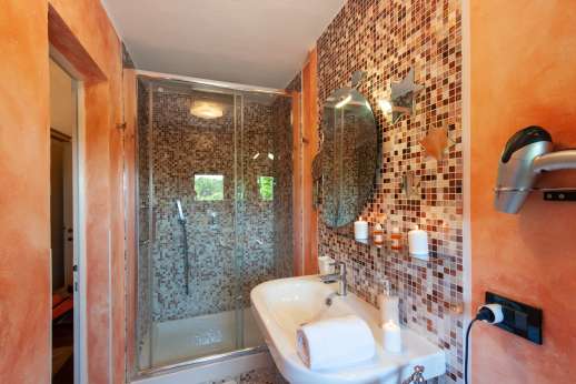 Diaspero - Upper ground floor air-conditioned double bedroom with ensuite chromotherapy bathroom with shower