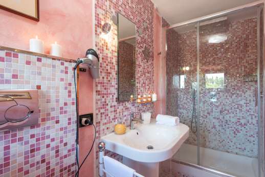 Diaspero - Upper ground floor air-conditioned double bedroom with ensuite chromotherapy bathroom with shower