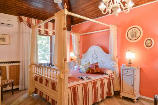 Diaspero - Upper ground floor air-conditioned double bedroom with ensuite chromotherapy bathroom with shower