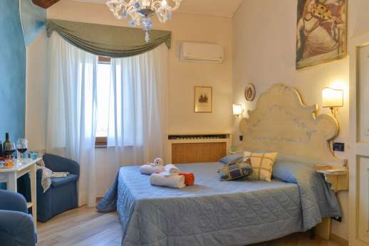 Diaspero - Upper ground floor air-conditioned twin bedroom with ensuite chromotherapy bathroom with shower