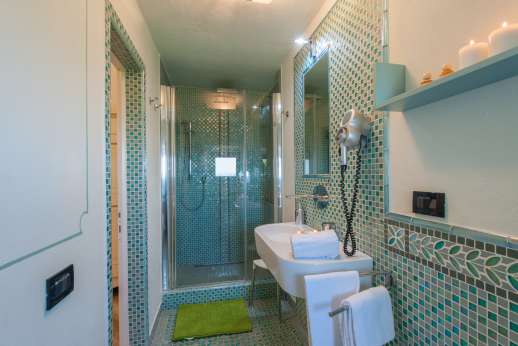 Diaspero - Upper ground floor air-conditioned twin bedroom with ensuite chromotherapy bathroom with shower