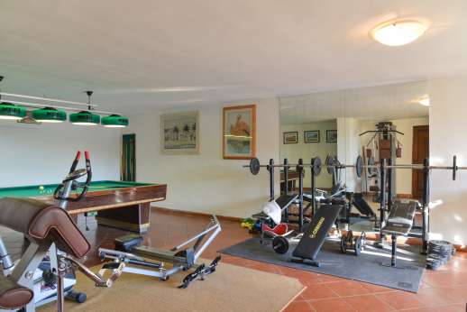 San Leolino - Gym and snooker table in the pool house under the swimming pool