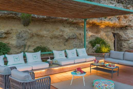 Sul Coccomorlo - Shaded seating area by the pool