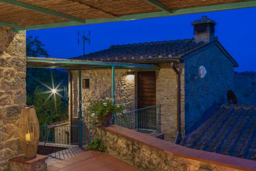 Sul Coccomorlo - Walkway from the pool house to the main house