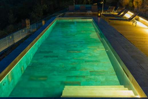 Sul Coccomorlo - Pool lit in the evening