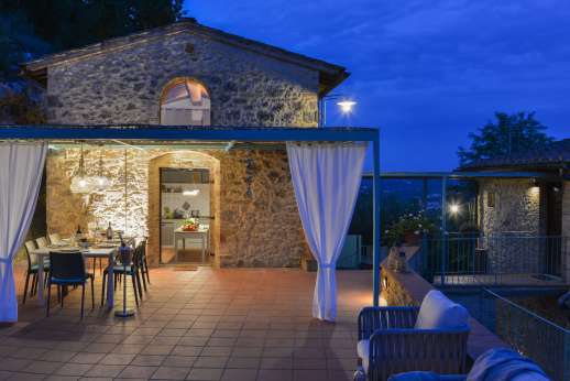 Sul Coccomorlo - The pool house in the evening