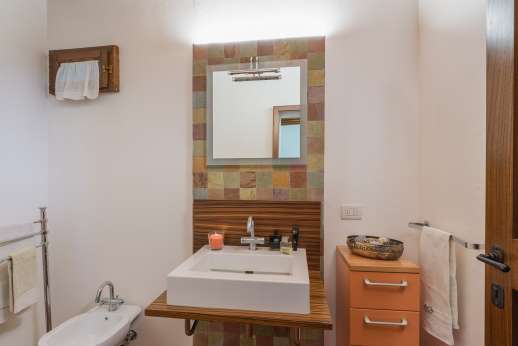 Sul Coccomorlo - Ground floor bathroom accessible through a hallway from the living area