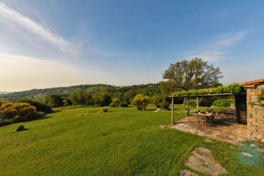 Casetta Termine - Off the beaten track with lovely, sweeping views, the house is only minutes away from two quite spectacular hilltop villages, Scansano and Magliano-in-Toscana