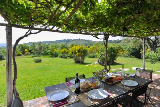 Casetta Termine - Outside dining under the pergola