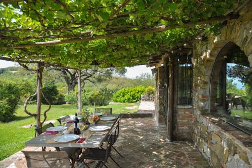 Casetta Termine - Outside dining pergola leading into the kitchen