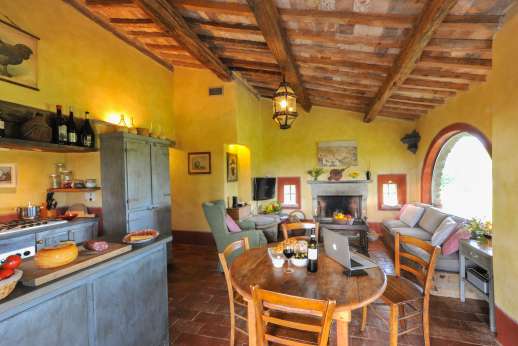 Casetta Termine - Fully air-conditioned it boasts wonderfully cosy interiors with high beamed ceilings, old terracotta floors and hand-painted wall finishes