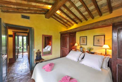 Casetta Termine - Air-conditioned double bedroom with a glass door leading to the garden. Bathroom with bath