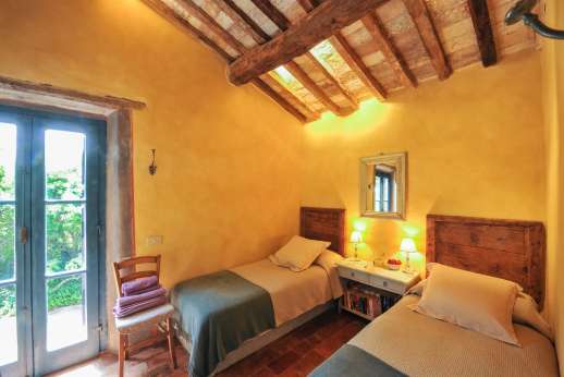 Casetta Termine - Air-conditioned twin bedroom with a glass door leading to a second loggia with a wonderful view.
