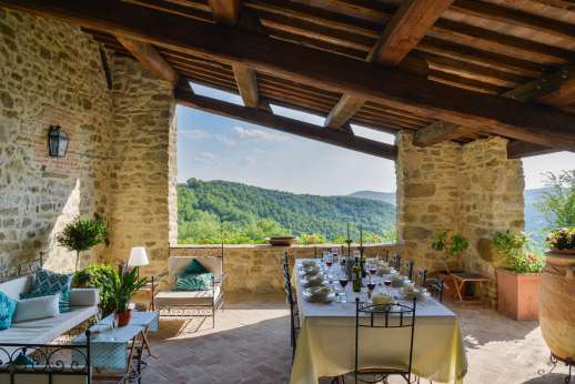 Bellona Di Sotto | 5 Bed Luxury Villa with Pool | Cortona - The dining loggia attached to the kitchen leading out to the garden