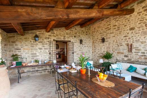 Bellona Di Sotto | 5 Bed Luxury Villa with Pool | Cortona - The shaded loggia nest to the kitchen makes eating outside a breeze
