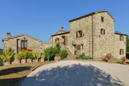 Bellona Di Sotto | 5 Bed Luxury Villa with Pool | Cortona - A beautiful old stone farmhouse surrounded by flowers