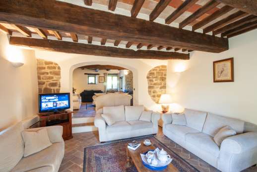 Bellona Di Sotto | 5 Bed Luxury Villa with Pool | Cortona - Medieval sitting room with wood beamed ceilings and open fire