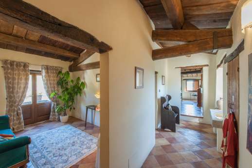Bellona Di Sotto | 5 Bed Luxury Villa with Pool | Cortona - First floor hallway with traditional beamed ceilings
