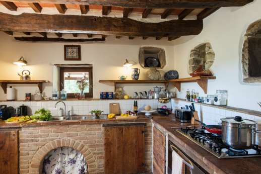 Bellona Di Sotto | 5 Bed Luxury Villa with Pool | Cortona - The kitchen with everything the budding chef could need