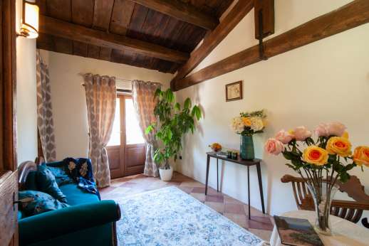 Bellona Di Sotto | 5 Bed Luxury Villa with Pool | Cortona - First floor reading room