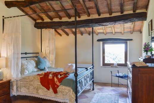 Bellona Di Sotto | 5 Bed Luxury Villa with Pool | Cortona -  Double bedroom with a four-poster bed and an ensuite bathroom with bath