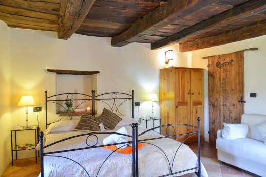 Bellona Di Sotto | 5 Bed Luxury Villa with Pool | Cortona - Ground floor air conditioned double bedroom adapted for wheelchair use with a large en-suite bathroom and a separate entrance.