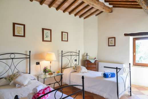 Bellona Di Sotto | 5 Bed Luxury Villa with Pool | Cortona- One of the first floor twin bedrooms with ensuite bathroom and shower