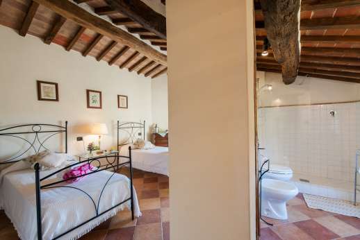Bellona Di Sotto | 5 Bed Luxury Villa with Pool | Cortona - Bedroom and en suite
