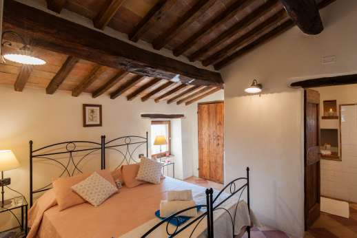 Bellona Di Sotto | 5 Bed Luxury Villa with Pool | Cortona - Double bedroom with an ensuite bathroom with shower.