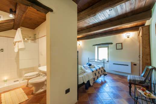 Bellona Di Sotto | 5 Bed Luxury Villa with Pool | Cortona - Ensuite bathroom in the twin bedroom