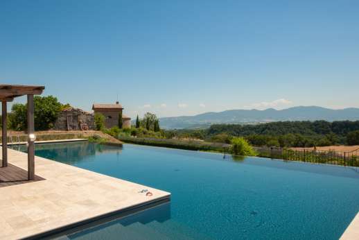 Segreto Gelsomino - The private infinity edge swimming pool 20 x 7 meters / 66 x 23 feet
