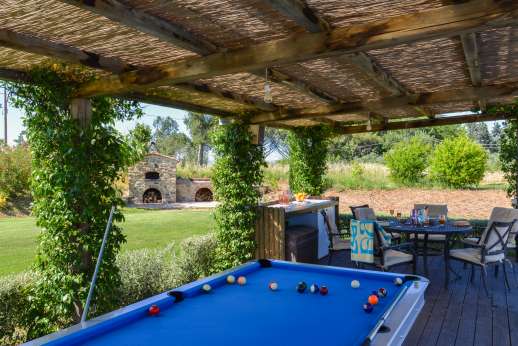Segreto Gelsomino - 15 meter shaded veranda area with chairs, tables and sun loungers and BBQ in the background