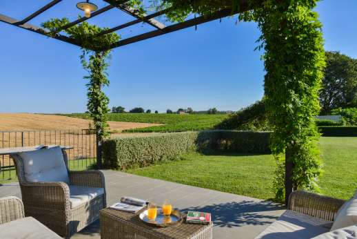 Segreto Gelsomino - More shaded seating at the back of the villabeautiful location