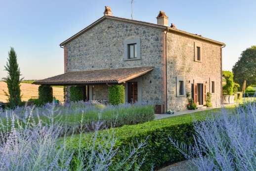 Segreto Gelsomino - The house and pool are surrounded by a large garden with immaculately-kept lawns adorned with flower beds, benefitting from incredible views of the surrounding countryside dotted with villages and castles.