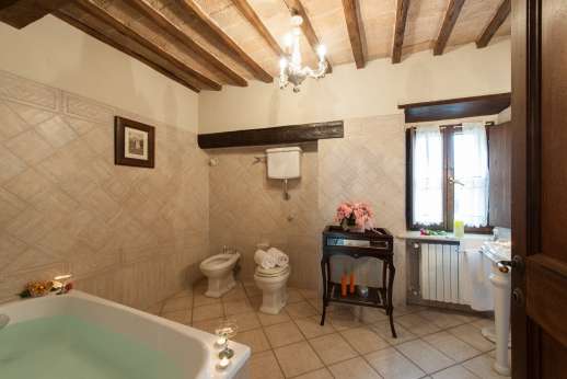 Solomonio - Bathroom with bath tub