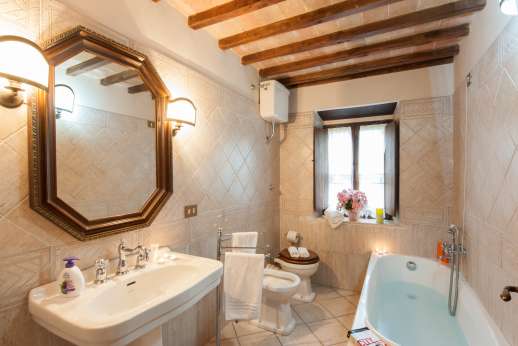 Solomonio - En-suite bathroom with bath