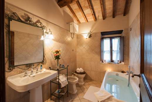 Solomonio - En-suit bathroom with bath