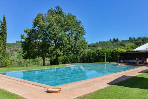 Podere Celli - A large garden with extensive lawns wraps around the house and swimming pool