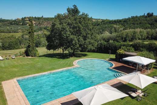 Podere Celli - View of the pool and the pergola.