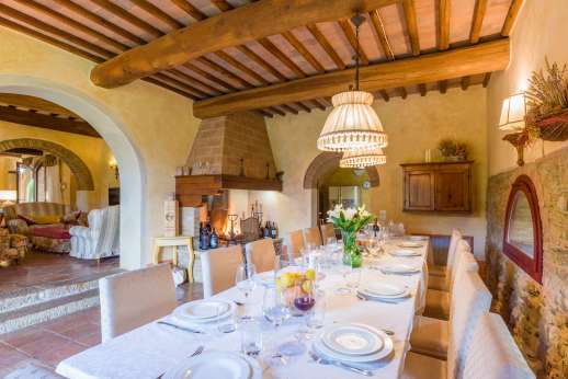 Podere Celli - Dining table in the open plan sitting room.